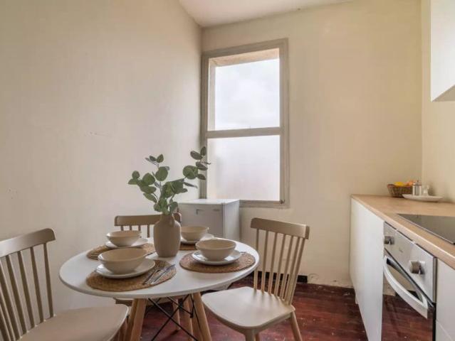 Rooms for rent in 8 bedroom apartment in Gràcia