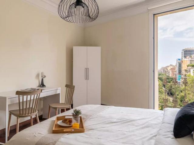 Rooms for rent in 8 bedroom apartment in Gràcia