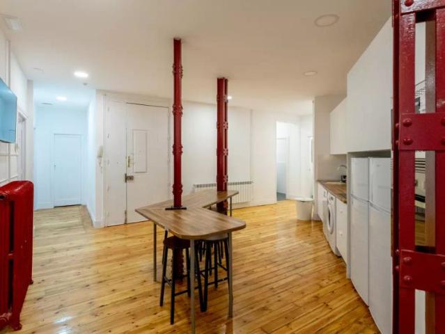 Rooms for rent in 8 bedroom apartment in Sol