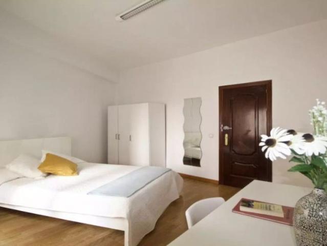 Rooms for rent in 9 bedroom apartment in Almagro, Madrid