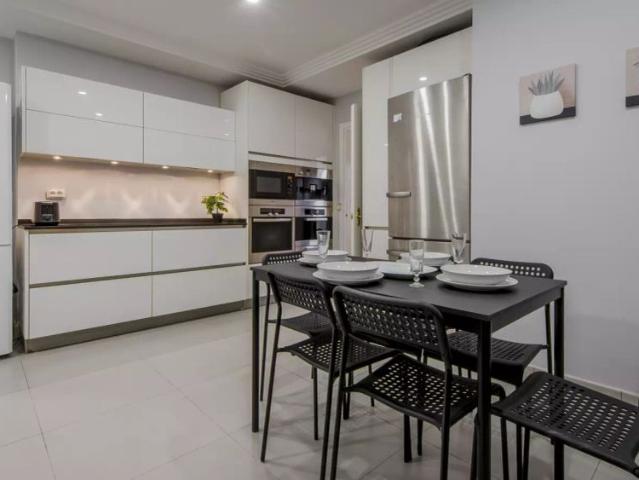Rooms for rent in 9 bedroom apartment in Chamberí