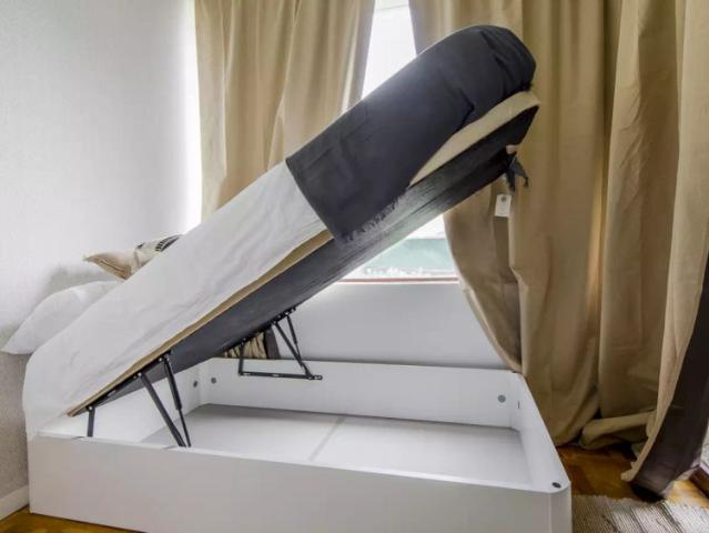 Rooms for rent in 9 bedroom apartment in Chamberí