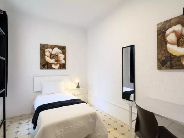 Rooms for rent in 9 bedroom apartment in Fort Pienc