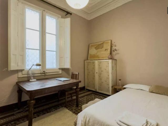 Rooms for rent in 9 bedroom apartment in L'Eixample