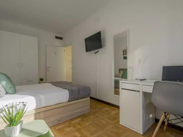 Rooms for rent in 9 bedroom apartment in Tetuán