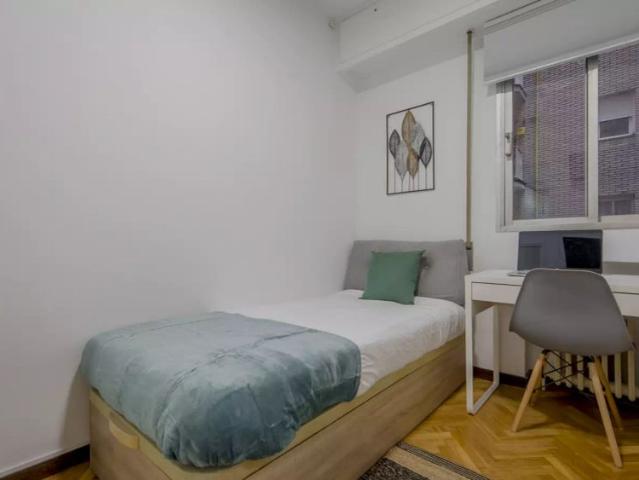 Rooms for rent in 9 bedroom apartment in Tetuán