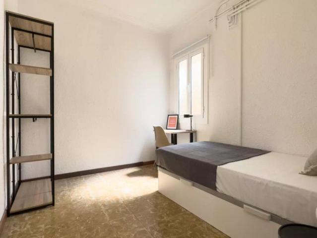Rooms for rent in 11 bedroom apartment in El Raval