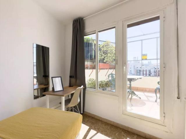 Rooms for rent in 11 bedroom apartment in El Raval