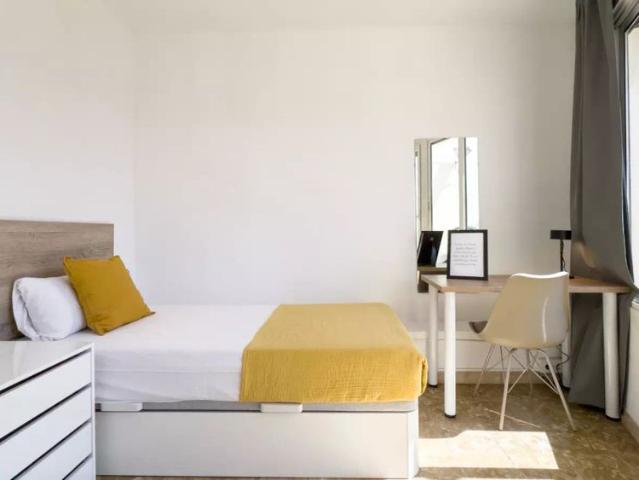 Rooms for rent in 11 bedroom apartment in El Raval