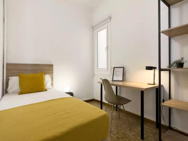 Rooms for rent in 11 bedroom apartment in El Raval