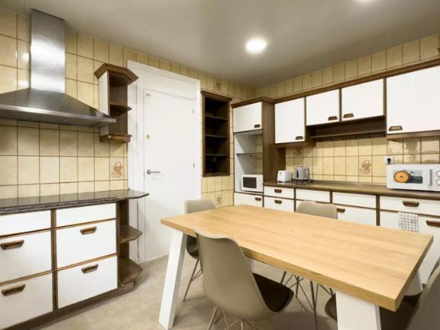 Rooms for rent in 11 bedroom apartment in El Raval