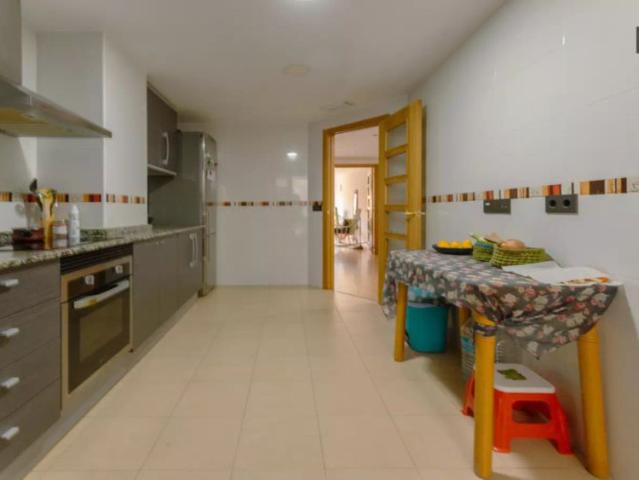 Rooms for rent in 2 bedroom apartment in Benicalap