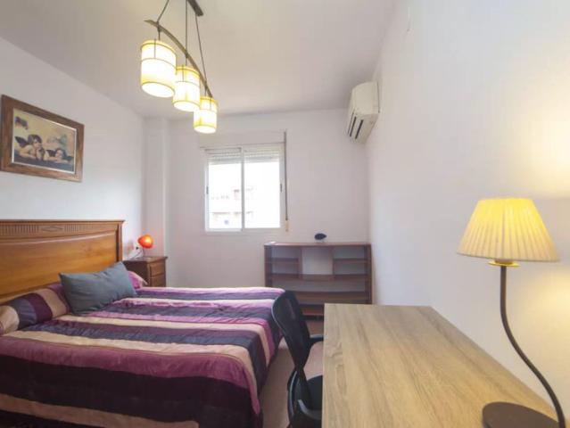 Rooms for rent in 3 bedroom apartment for students in Granada