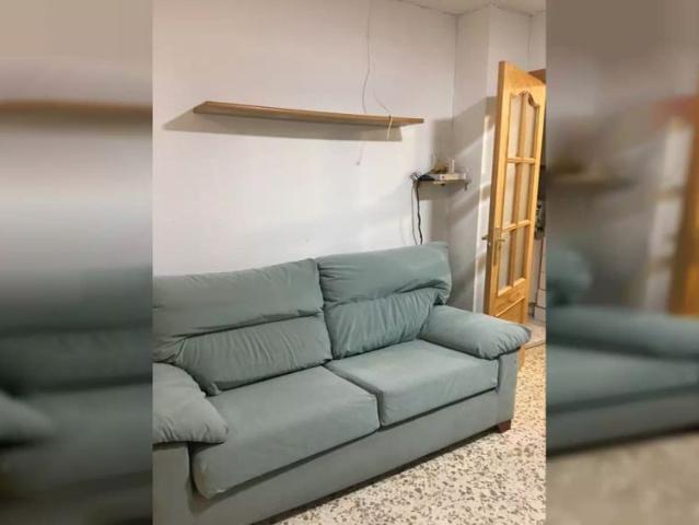 Rooms for rent in 3 bedroom apartment for students in Granada