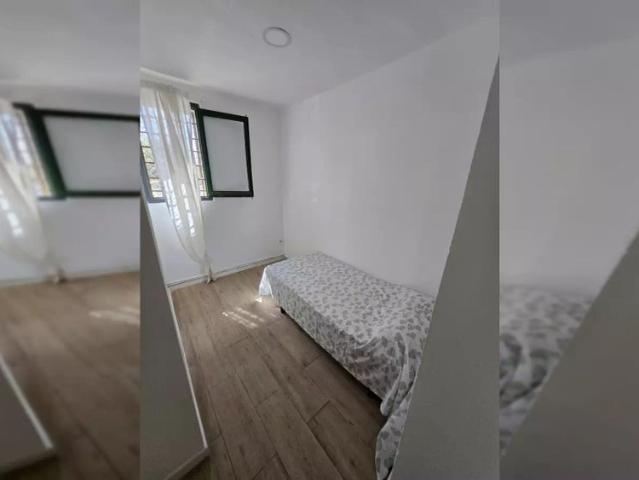 Rooms for rent in 3 bedroom apartment in Madrid