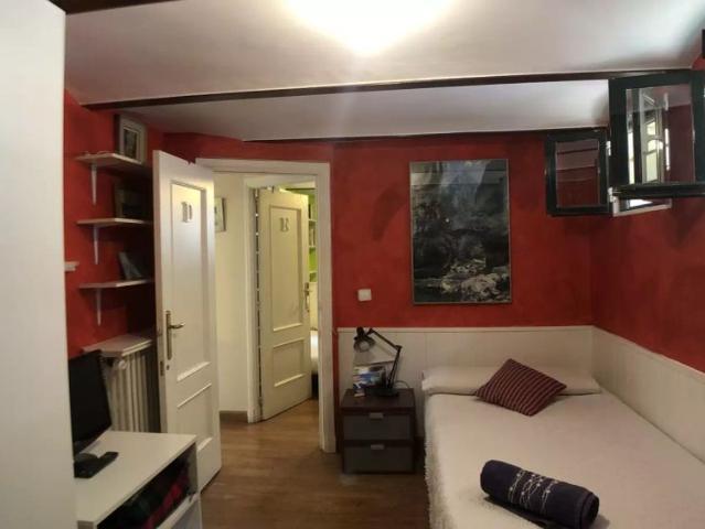 Rooms for rent in 3 bedroom apartment in Madrid