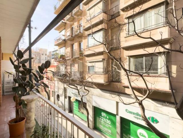 Rooms for rent in 3 bedroom apartment in Barcelona