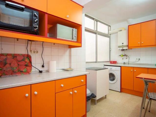 Rooms for rent in 3 bedroom apartment in Camino De Ronda