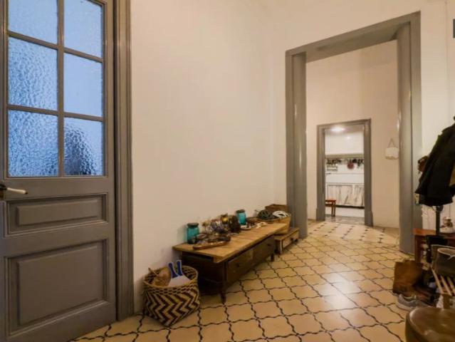 Rooms for rent in 3 bedroom apartment in Ciutat Vella