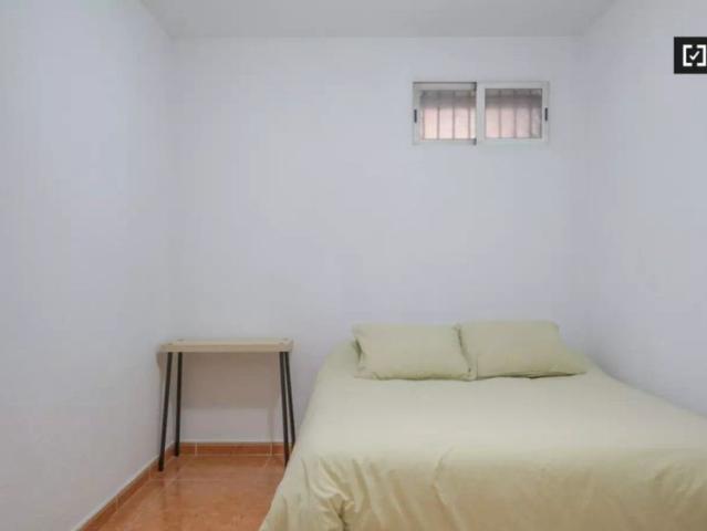 Rooms for rent in 3 bedroom apartment in Comillas