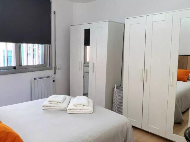 Rooms for rent in 3 bedroom apartment in El Guinardó