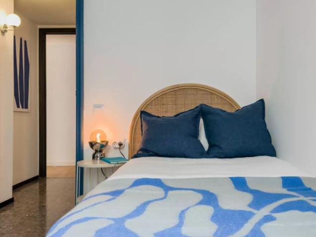 Rooms for rent in 3 bedroom apartment in Gràcia