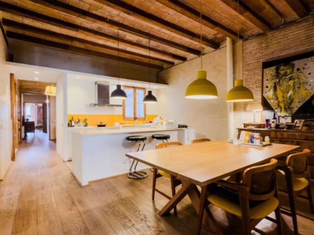 Rooms for rent in 3 bedroom apartment in L'Eixample