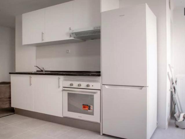 Rooms for rent in 3 bedroom apartment in Puente De Vallecas