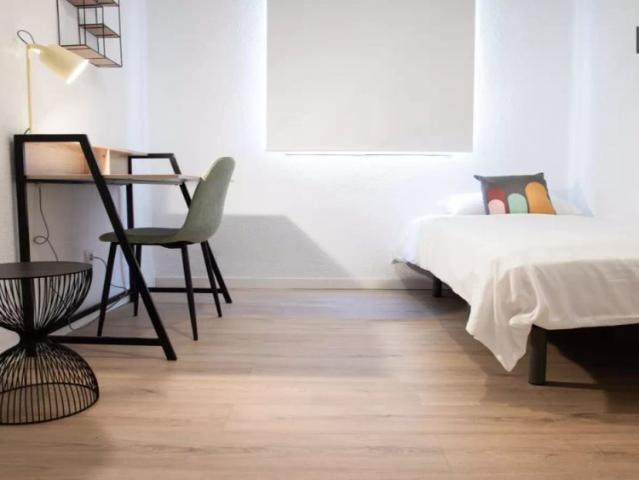 Rooms for rent in 3 bedroom apartment in Puerta Del Angel