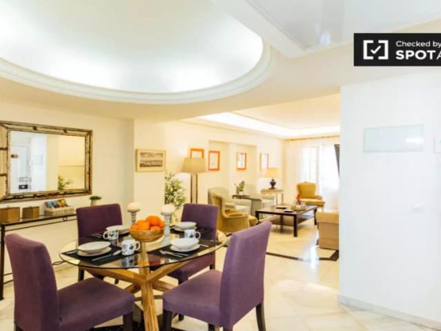 Rooms for rent in 3 bedroom apartment in Sevilla