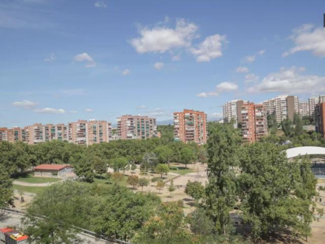 Rooms for rent in 3 bedroom apartment in Valdeacederas