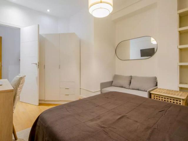 Rooms for rent in a 5 bedroom apartment in Madrid!