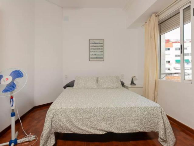 Rooms for rent in a 5 Bedroom apartment in Valencia!