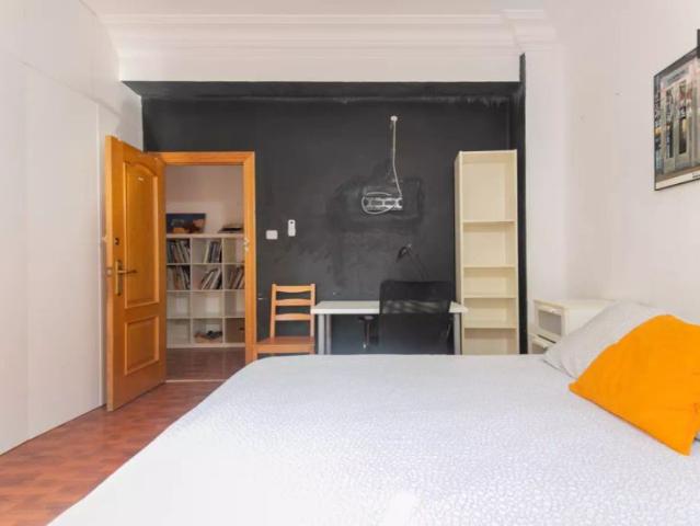 Rooms for rent in a 5 Bedroom apartment in Valencia!