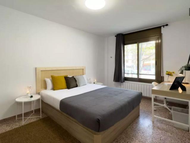 Rooms for rent in a 5 Bedrooms apartment in Barcelona!