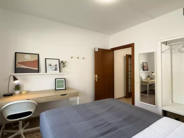 Rooms for rent in a 5 Bedrooms apartment in Barcelona!