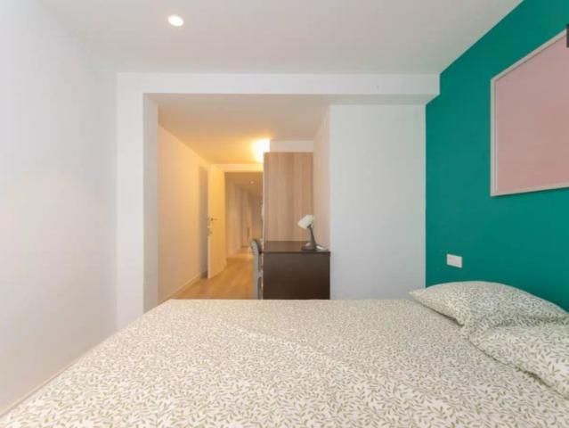 Rooms for rent in a 5 Bedrooms apartment in Valencia!