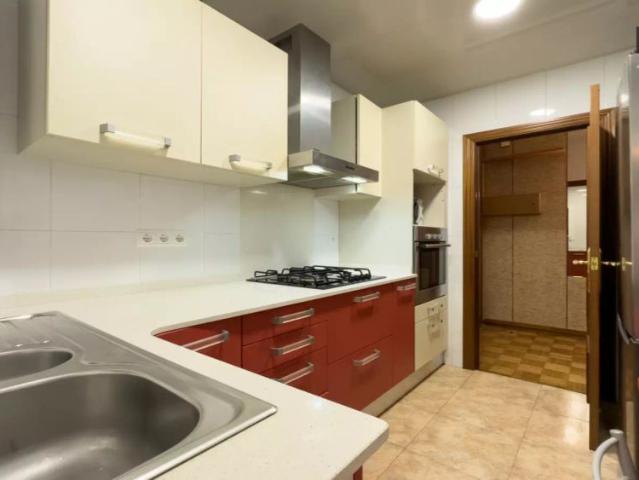 Rooms for rent in a 5/Bedroom apartment in Barcelona!