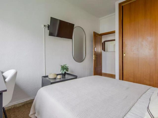 Rooms for rent in a 6 bedroom apartment in Madrid!