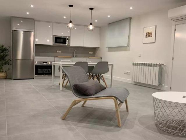 Rooms for women for rent in 5 bedroom apartment in Justicia
