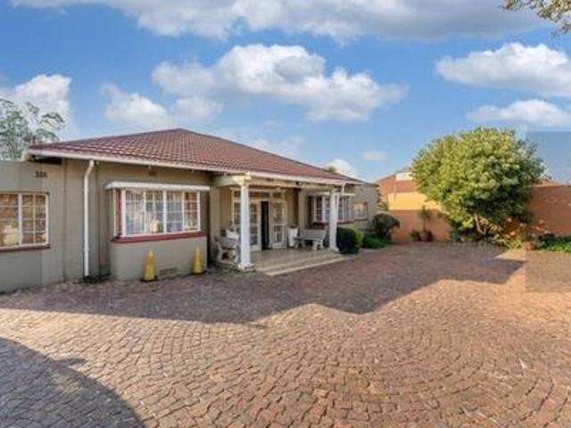 rooms from r2500 in a communal lifes.