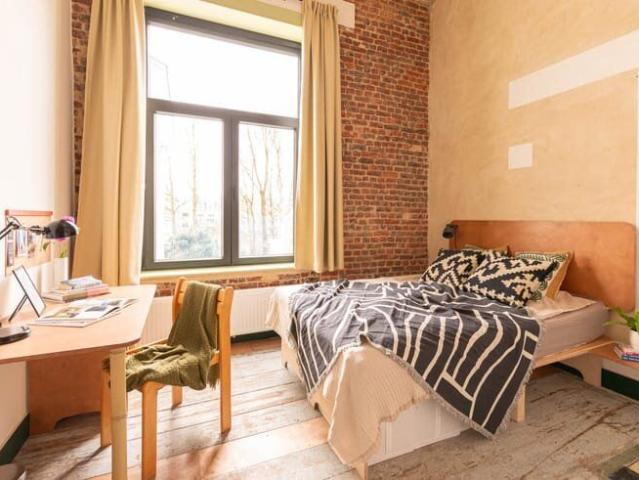 Rooms in a a beautiful shared house with garden and gym