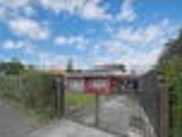ROAD FRONTAGE, OWN DRIVEWAY, BRICK & TILE GEM