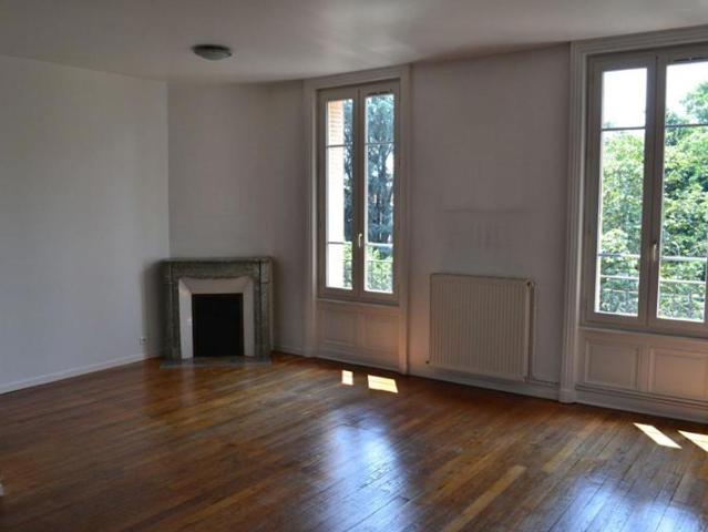 ROANNE APPARTEMENT T4 Hausmmanien