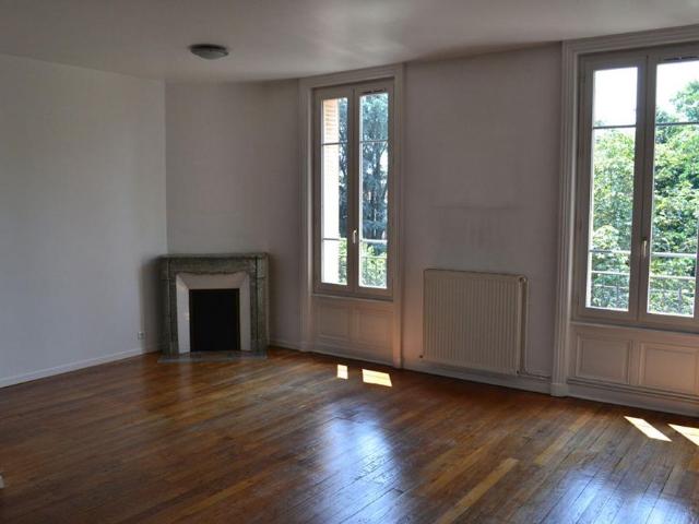 ROANNE APPARTEMENT T4 Hausmmanien