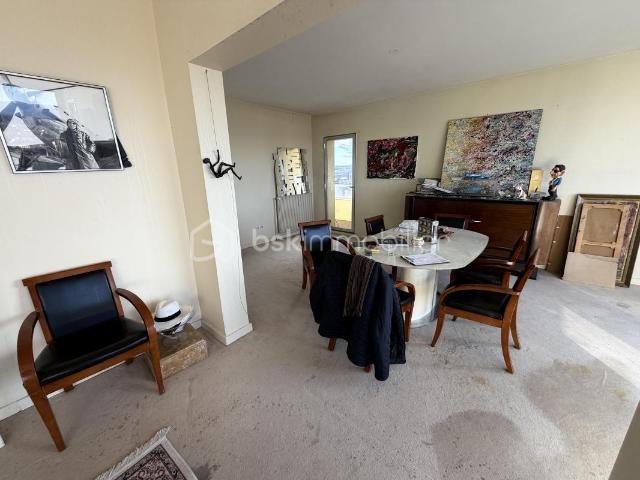 Roanne hyper centre Bel appartement de 80 m2 avec vue imprenable, grands balcons, parkings privé et cave