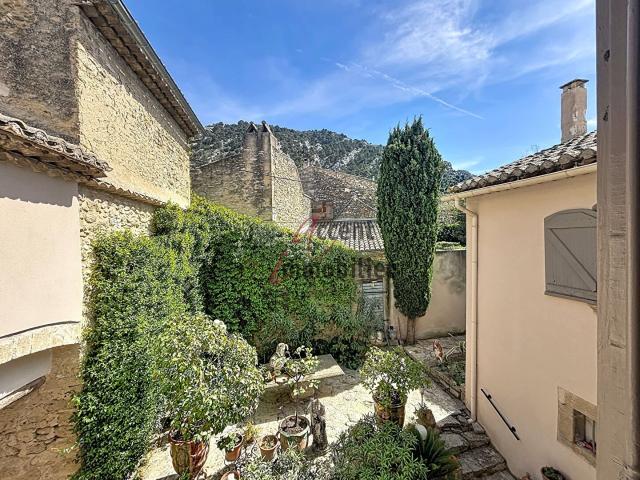 Robion Maison de village du 18ème 11 pièces dont 6 chambre. 271m² Robion