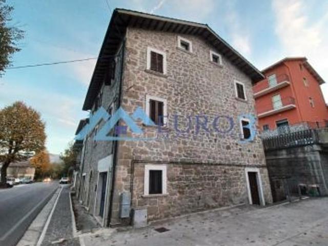 ROCCAFLUVIONE Appartamento in piccolo contesto con locale al piano terra