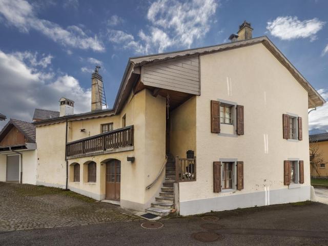 Roche – Angrenzendes Haus mit fünf Zimmern im Herzen des Dorfes