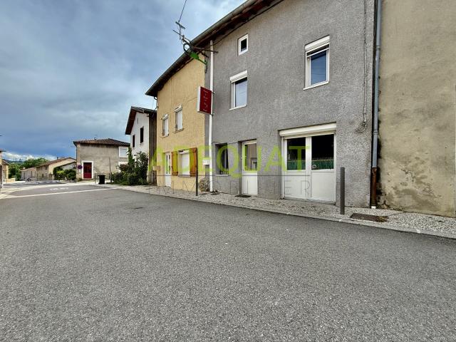 ROCHE 'CENTRE VILLAGE', maison de village avec 2 chambres.